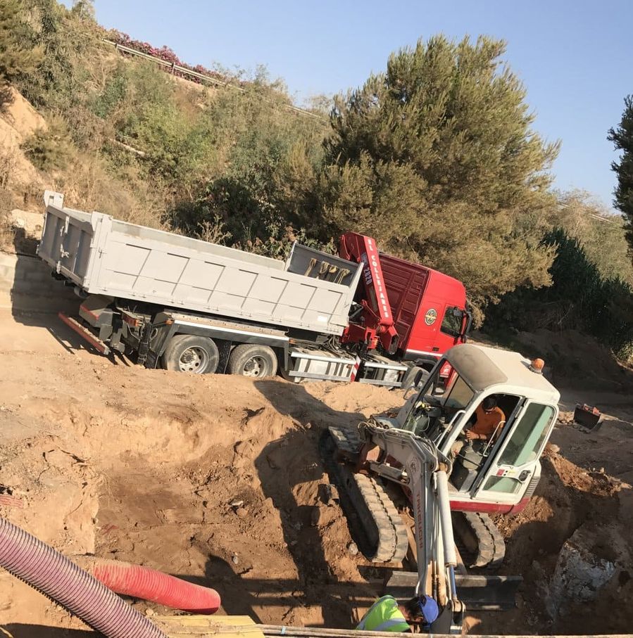 Excavaciones y Transportes El Collejares camión de carga